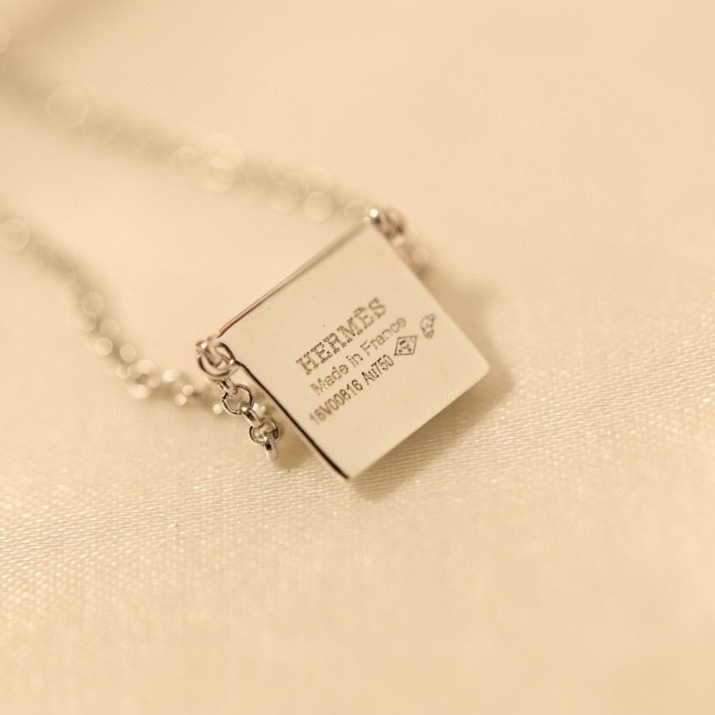H**me5 necklaces